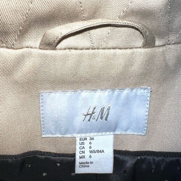 H&M size 6 tan w black trim & lining belted w back overlay button up trench coat - Picture 15 of 16